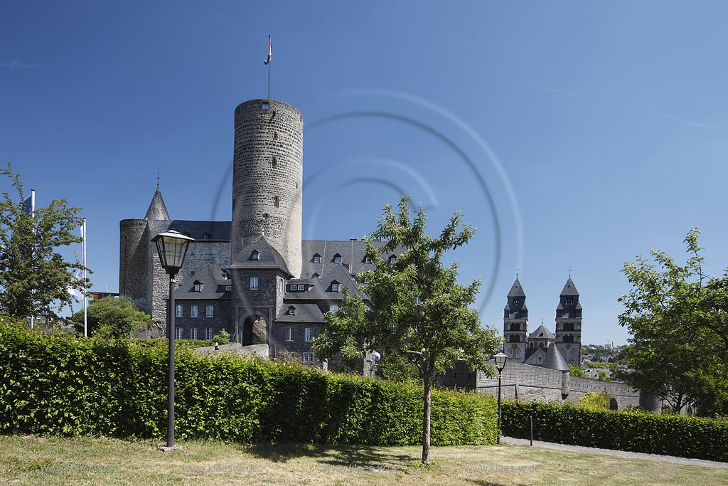 Mayen, Blick zur Genovevaburg bei wolkenlosem Himmel, rechts im Hintergrund die Tuerme der katholischen Herz Jesu Kirche, Fruehsommer; Mayen view to Genoveva castle, in the background the towers of church Herz Jesu.