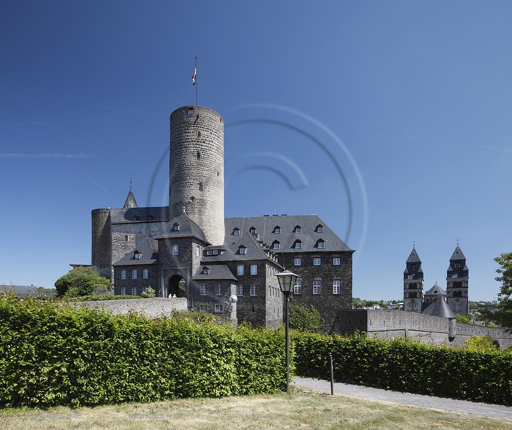 Mayen, Blick zur Genovevaburg bei wolkenlosem Himmel, rechts im Hintergrund die Tuerme der katholischen Herz Jesu Kirche, Fruehsommer; Mayen view to Genoveva castle, in the background the towers of church Herz Jesu.