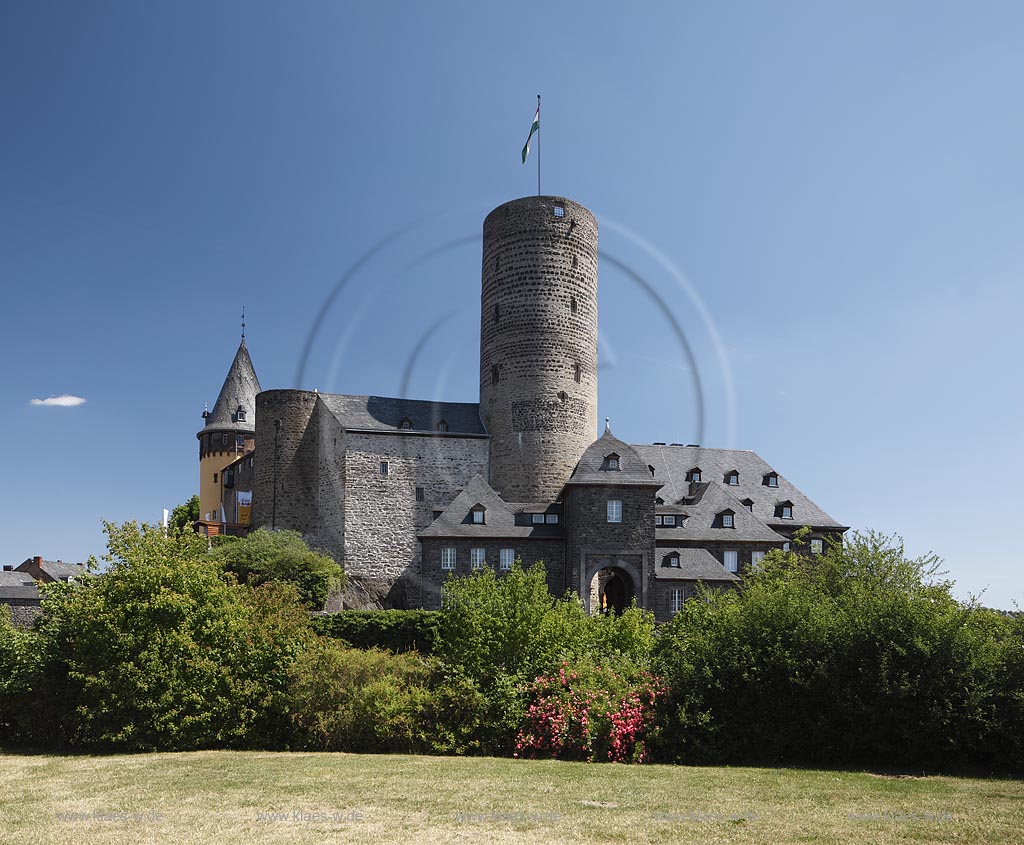 Mayen, Blick zur Genovevaburg bei wolkenlosem Himmel, Fruehsommer; Mayen view to Genoveva castle.