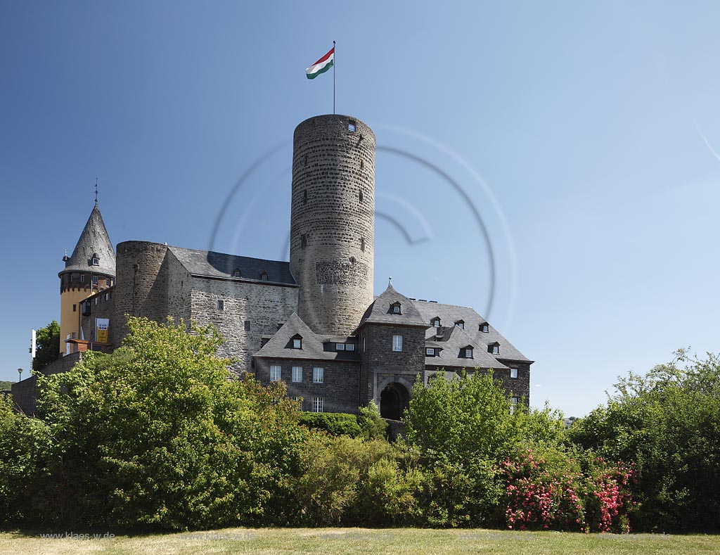 Mayen, Blick zur Genovevaburg bei wolkenlosem Himmel, Fruehsommer; Mayen view to Genoveva castle.