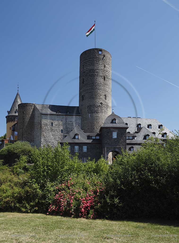 Mayen, Blick zur Genovevaburg bei wolkenlosem Himmel, Fruehsommer; Mayen view to Genoveva castle.