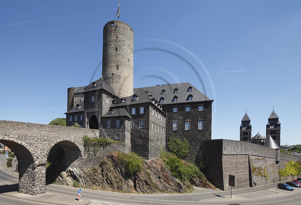 Mayen, Blick zur Genovevaburg bei wolkenlosem Himmel, rechts im Hintergrund die Tueme der katholischen Herz Jesu Kirche, Fruehsommer; Mayen view to Genoveva castle, in the background the towers of church Herz Jesu.