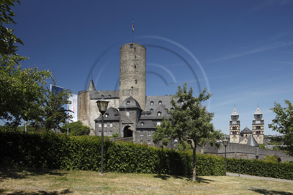 Mayen, Blick zur Genovevaburg bei wolkenlosem Himmel, rechts im Hintergrund die Tueme der katholischen Herz-Jesu-Kirche, Fruehsommer; Mayen view to Genoveva castle, in the background the towers of church Herz-Jesu