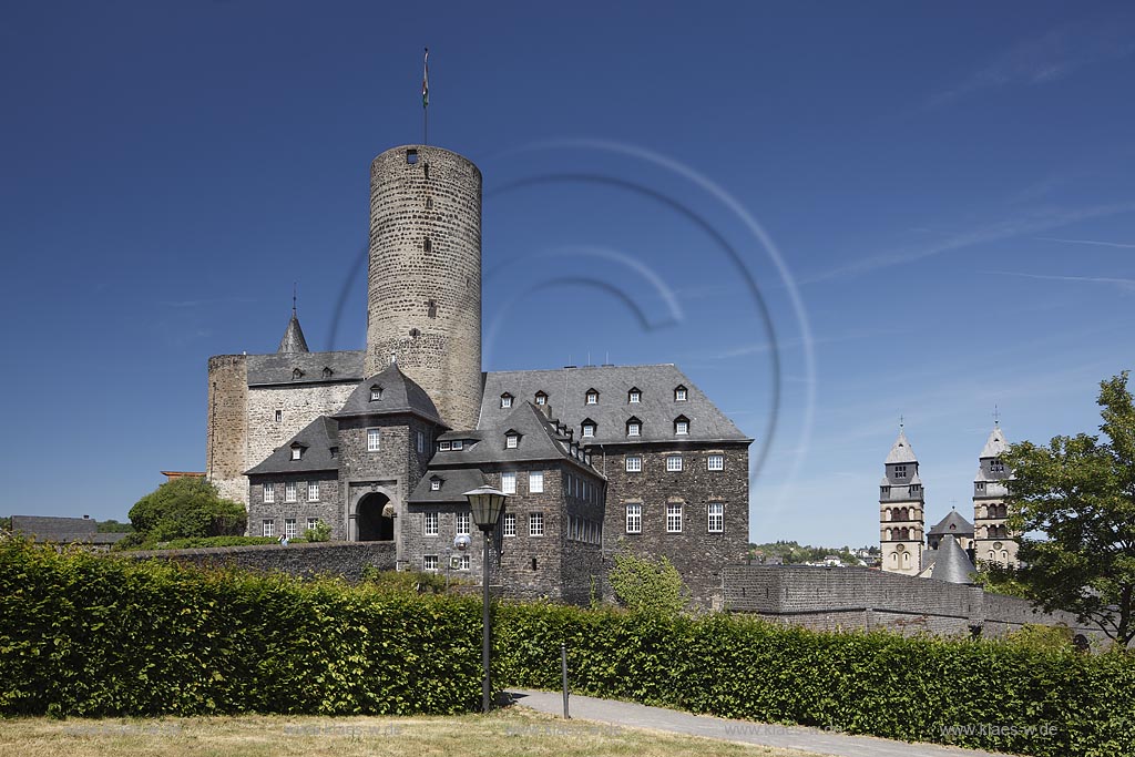 Mayen, Blick zur Genovevaburg bei wolkenlosem Himmel, rechts im Hintergrund die Tueme der katholischen Herz-Jesu-Kirche, Fruehsommer; Mayen view to Genoveva castle, in the background the towers of church Herz-Jesu