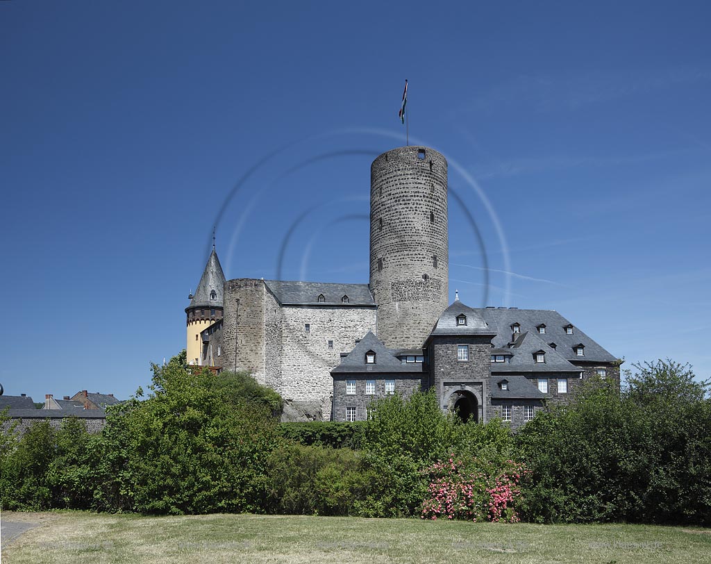 Mayen, Blick zur Genovevaburg bei wolkenlosem Himmel, Fruehsommer; Mayen view to Genoveva castle.