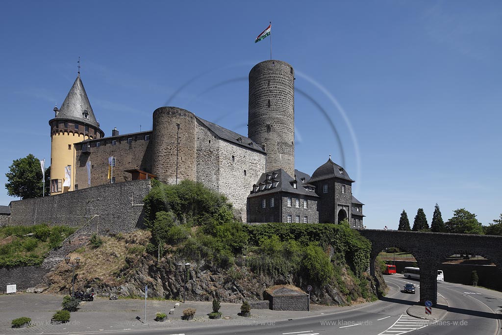 Mayen, Blick zur Genovevaburg bei wolkenlosem Himmel, Fruehsommer; Mayen view to Genoveva castle.