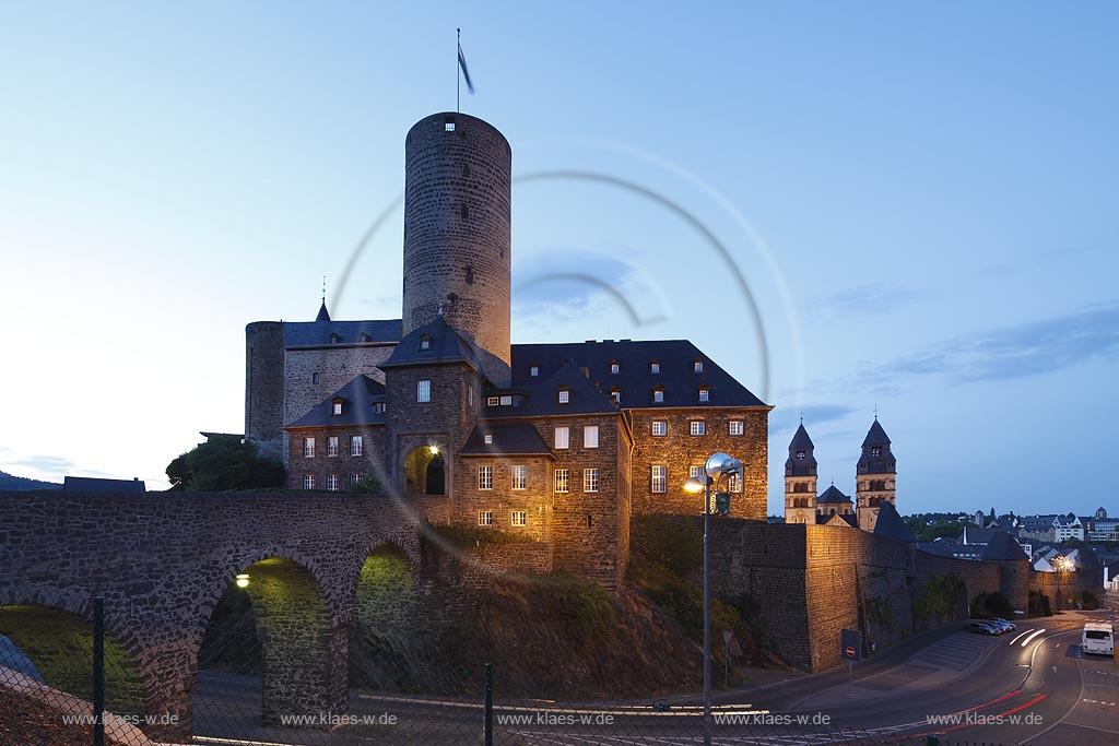 Mayen, Blick zur Genovevaburg zur Blauen Stunde mit Beleuchtung; Mayen,  view to Genoveva castle at blue hour with lightning.