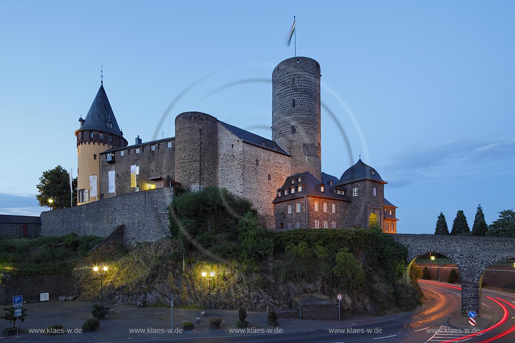 Mayen, Blick zur Genovevaburg zur Blauen Stunde mit Beleuchtung; Mayen, view to Genoveva castle at blue hour with lightning..