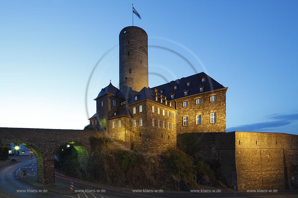Mayen, Blick zur Genovevaburg zur Blauen Stunde mit Beleuchtung; Mayen, view to Genoveva castle at blue hour with lightning..