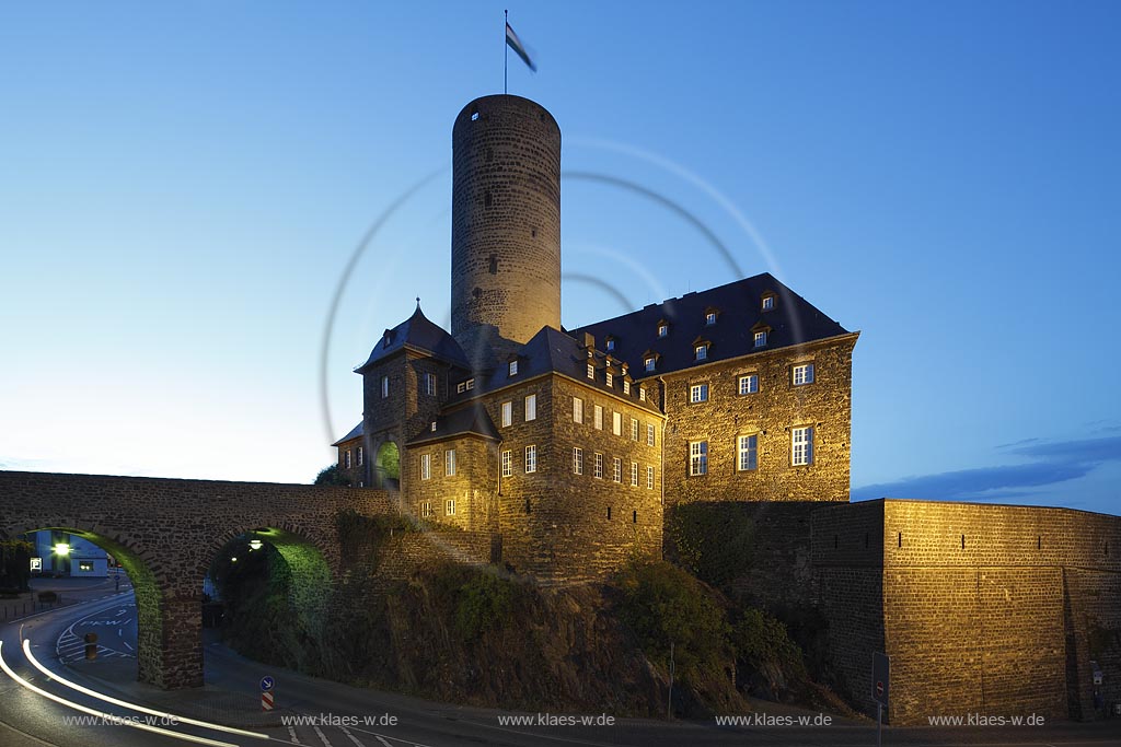 Mayen, Blick zur Genovevaburg zur Blauen Stunde mit Beleuchtung; Mayen, view to Genoveva castle at blue hour with lightning..