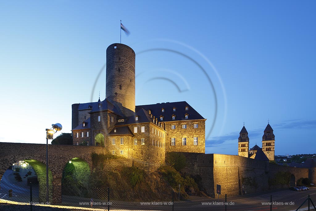 Mayen, Blick zur Genovevaburg zur Blauen Stunde mit Beleuchtung; Mayen, view to Genoveva castle at blue hour with lightning..
