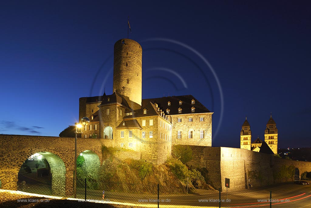 Mayen, Blick zur beleuchteten Genovevaburg bei Nacht; view to illuminated castle Genovevaburg at night.