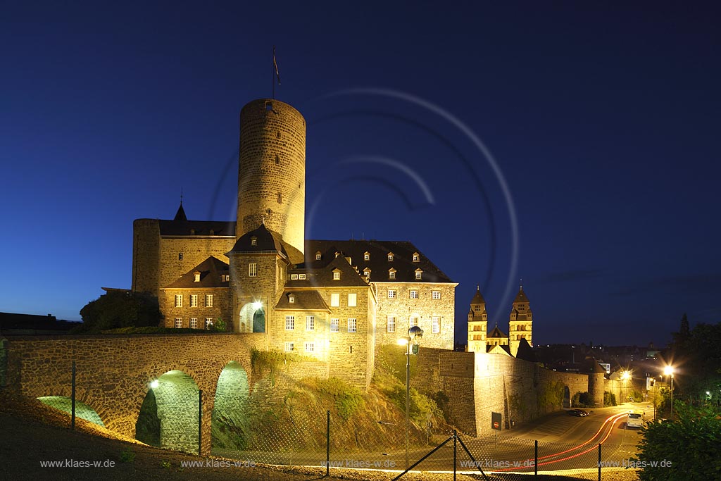 Mayen, Blick zur beleuchteten Genovevaburg bei Nacht; view to illuminated castle Genovevaburg at night.