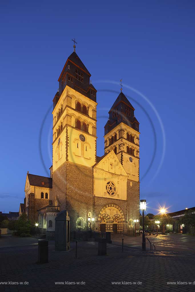 Mayen, Blick Herz-Jesu-Kirche zur Blauen Stunde; Mayen, view to to the town gate with catholic church Herz-Jesu-church at blue hour.