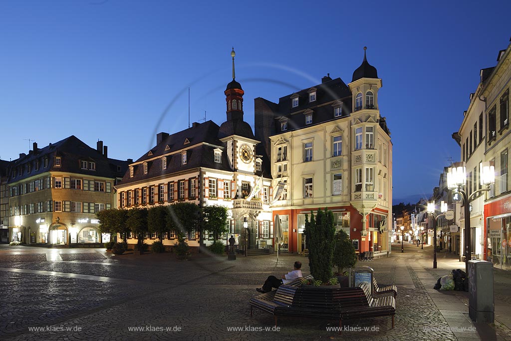 Mayen, Blick auf das alte Rathaus zur Blauen Stunde mit Strassenbeleuchtung: Mayen, view to the old city hall with street light at blue hour.