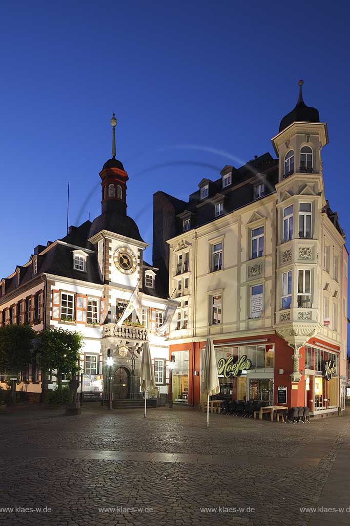 Mayen, Blick auf das alte Rathaus zur Blauen Stunde mit Strassenbeleuchtung: Mayen, view to the old city hall with street light at blue hour.