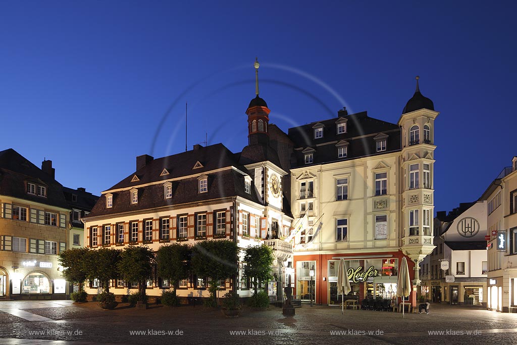 Mayen, Blick auf das alte Rathaus zur Blauen Stunde mit Strassenbeleuchtung: Mayen, view to the old city hall with street light at blue hour.