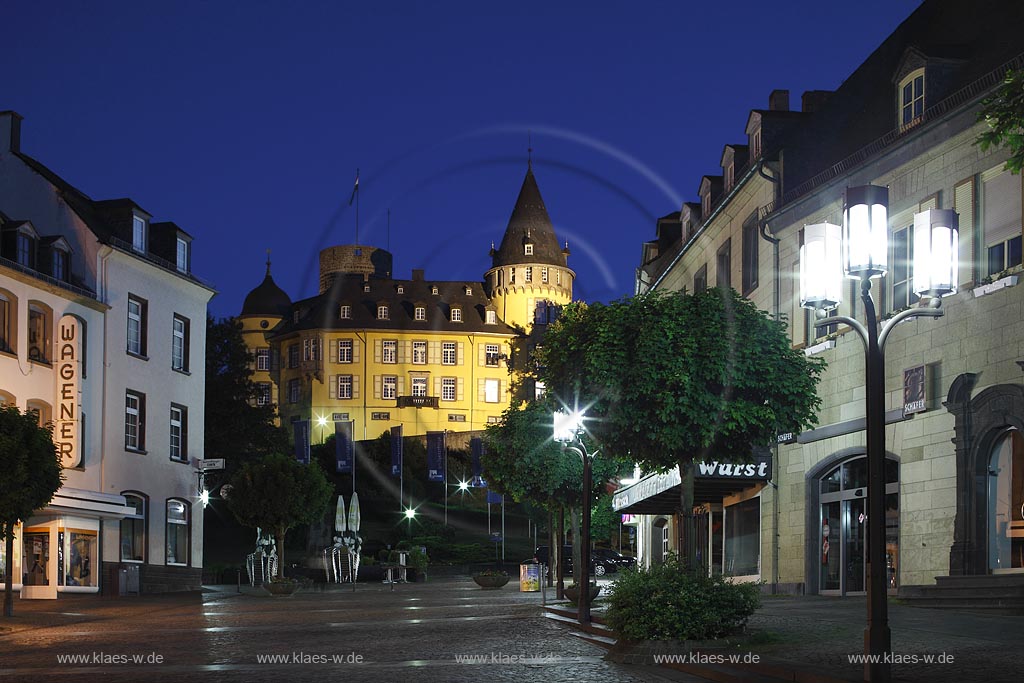 Mayen, Markt mit Strassenbeleuchtung und Genovevaburg zur Blauen Stunde; Market with street light and castle Genoevaburg at blue hour.