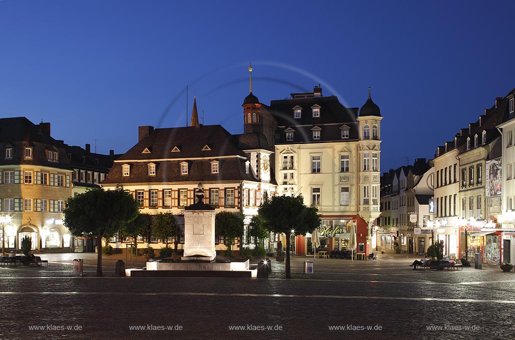 Mayen, Markt mit Marktbrunnen, der sich in der Mitte auf dem Marktplatz befindet, erbaut 1812 von Michael von Alken. Er verfuegte ueber drei verschiedene Wasserebenen, von denen die oberste fr Menschen, die zweite fr Grovieh und die dritte fr das Kleinvieh vorbehalten waren, zur Blauen Stunde; Mayen, market with fountain at blue hour