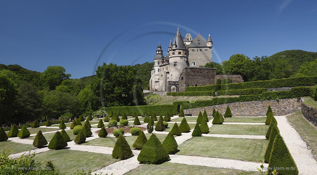 Mayen, Blick vom Schlossgarten auf Schloss Buerresheim, es steht auf einem Felssporn im Nettetal; view from castle-garden to castle Schloss Buerresheim.