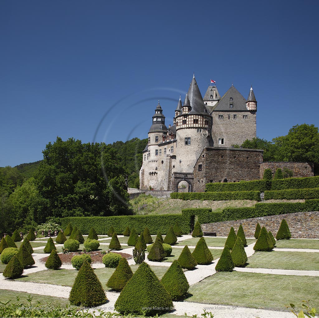 Mayen, Blick vom Schlossgarten auf Schloss Buerresheim, es steht auf einem Felssporn im Nettetal; view from castle-garden to castle Schloss Buerresheim.