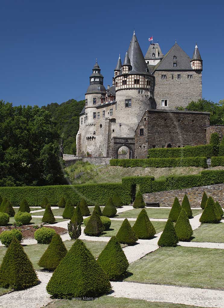 Mayen, Blick vom Schlossgarten auf Schloss Buerresheim, es steht auf einem Felssporn im Nettetal; view from castle-garden to castle Schloss Buerresheim.