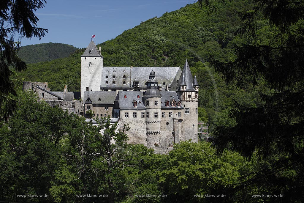 Mayen, Blick auf das Schloss Buerresheim, Trierer Burg mit Bergfried; Mayen view to castle Schloss Buerresheim.