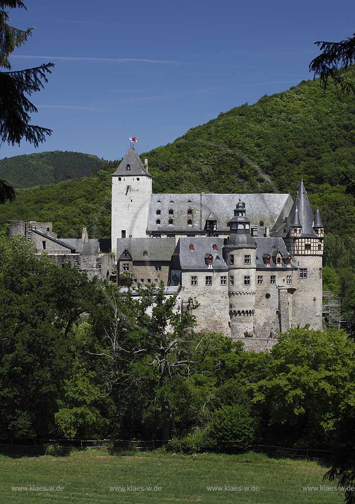 Mayen, Blick auf das Schloss Buerresheim, Trierer Burg mit Bergfried; Mayen view to castle Schloss Buerresheim.