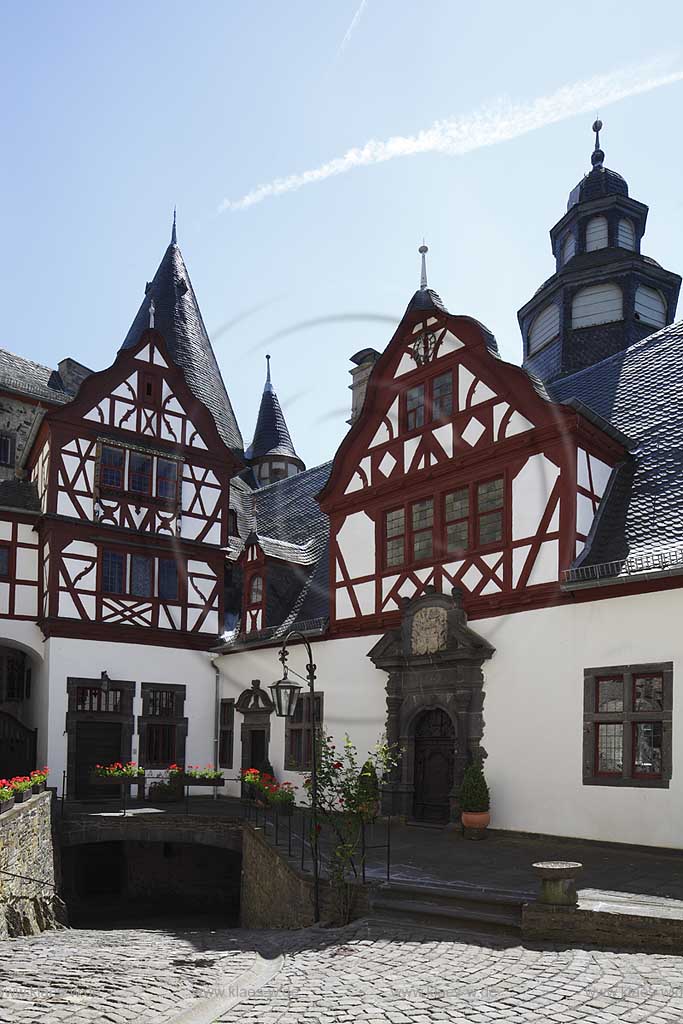 Mayen,Schloss Buerresheim mit Blick in den Innenhof bei Gegenlicht; Mayen, castle Schloss Buerresheim with view to inner courtyard with backlight.