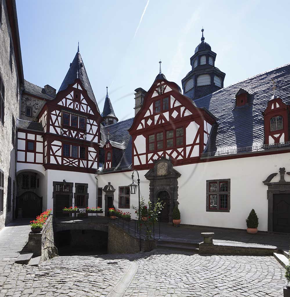 Mayen,Schloss Buerresheim mit Blick in den Innenhof bei Gegenlicht; Mayen, castle Schloss Buerresheim with view to inner courtyard with backlight.