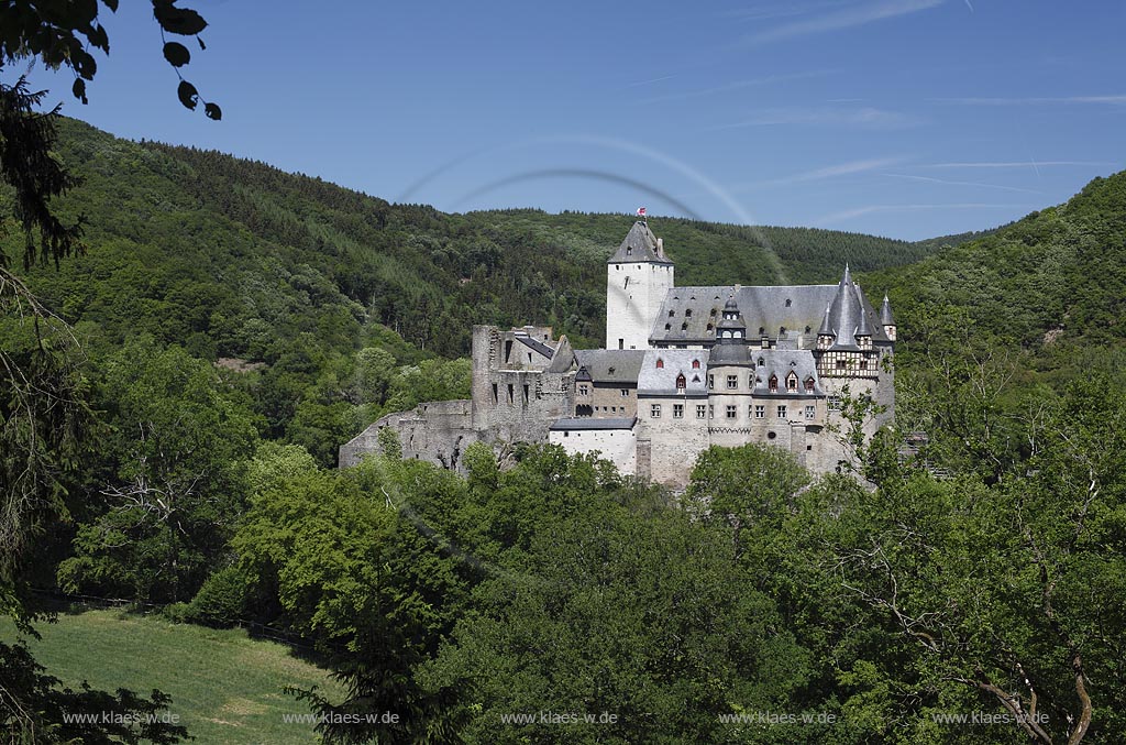 Mayen, Blick auf das Schloss Buerresheim, gut erkennbar die Ruine der  Koelner Burg links und die gut erhaltene Trierer Burg mit Bergfried  rechts; Mayen view to castle Schloss Buerresheim.