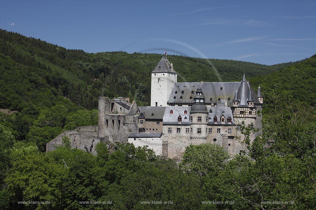 Mayen, Blick auf das Schloss Buerresheim, gut erkennbar die Ruine der  Koelner Burg links und die gut erhaltene Trierer Burg mit Bergfried  rechts; Mayen view to castle Schloss Buerresheim.