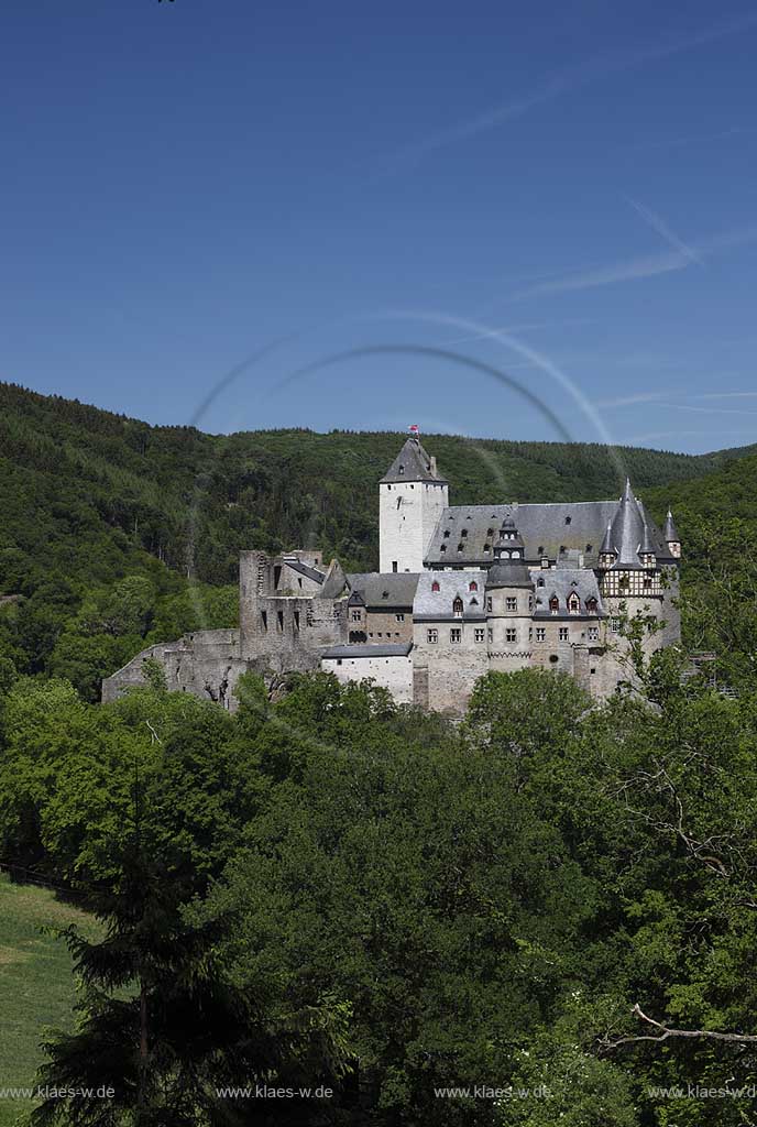 Mayen, Blick auf das Schloss Buerresheim, gut erkennbar die Ruine der  Koelner Burg links und die gut erhaltene Trierer Burg mit Bergfried  rechts; Mayen view to castle Schloss Buerresheim.