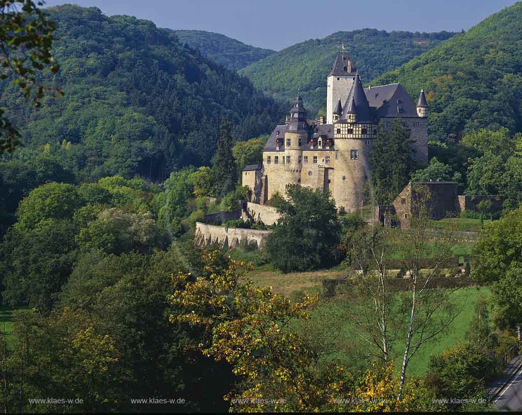 Nettetal, Mayen, Landkreis Mayen-Koblenz, Eifel, Vulkaneifel, Sankt Johann, Blick auf Schloss Brresheim, Buerresheim und Landschaft  