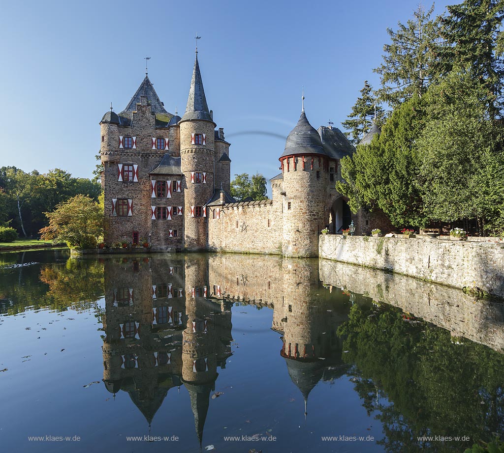 Mechernich-Satzvey, Burg Satzvey, eine mittelalterliche Wasserburg, die in ihrer originalen Bausubstanz besterhaltene Wasserburg des Rheinlandes, als Kleinod des rheinischen Burgenbaus und Denkmal adliger Kultur und Lebensform; Mechernich-Satzvey, moated castle Burg Satzvey.