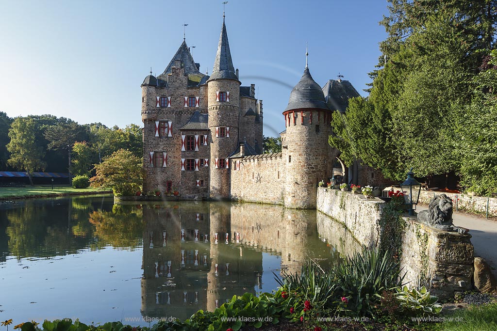 Mechernich-Satzvey, Burg Satzvey, eine mittelalterliche Wasserburg, die in ihrer originalen Bausubstanz besterhaltene Wasserburg des Rheinlandes, als Kleinod des rheinischen Burgenbaus und Denkmal adliger Kultur und Lebensform; Mechernich-Satzvey, moated castle Burg Satzvey.