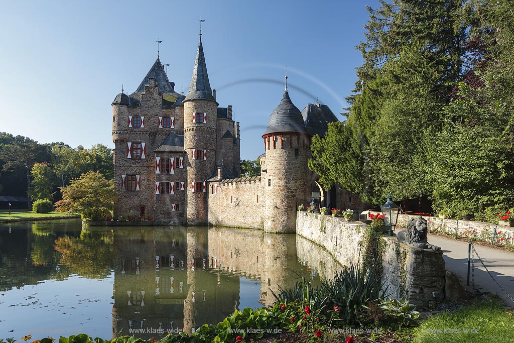 Mechernich-Satzvey, Burg Satzvey, eine mittelalterliche Wasserburg, die in ihrer originalen Bausubstanz besterhaltene Wasserburg des Rheinlandes, als Kleinod des rheinischen Burgenbaus und Denkmal adliger Kultur und Lebensform; Mechernich-Satzvey, moated castle Burg Satzvey.