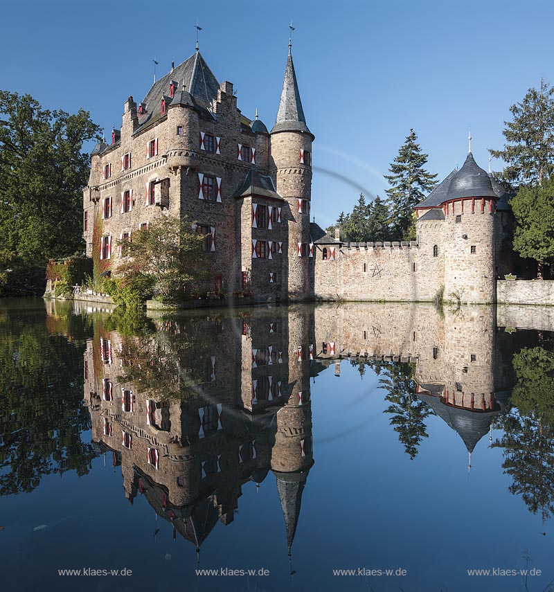 Mechernich-Satzvey, Burg Satzvey, eine mittelalterliche Wasserburg, die in ihrer originalen Bausubstanz besterhaltene Wasserburg des Rheinlandes, als Kleinod des rheinischen Burgenbaus und Denkmal adliger Kultur und Lebensform; Mechernich-Satzvey, moated castle Burg Satzvey.