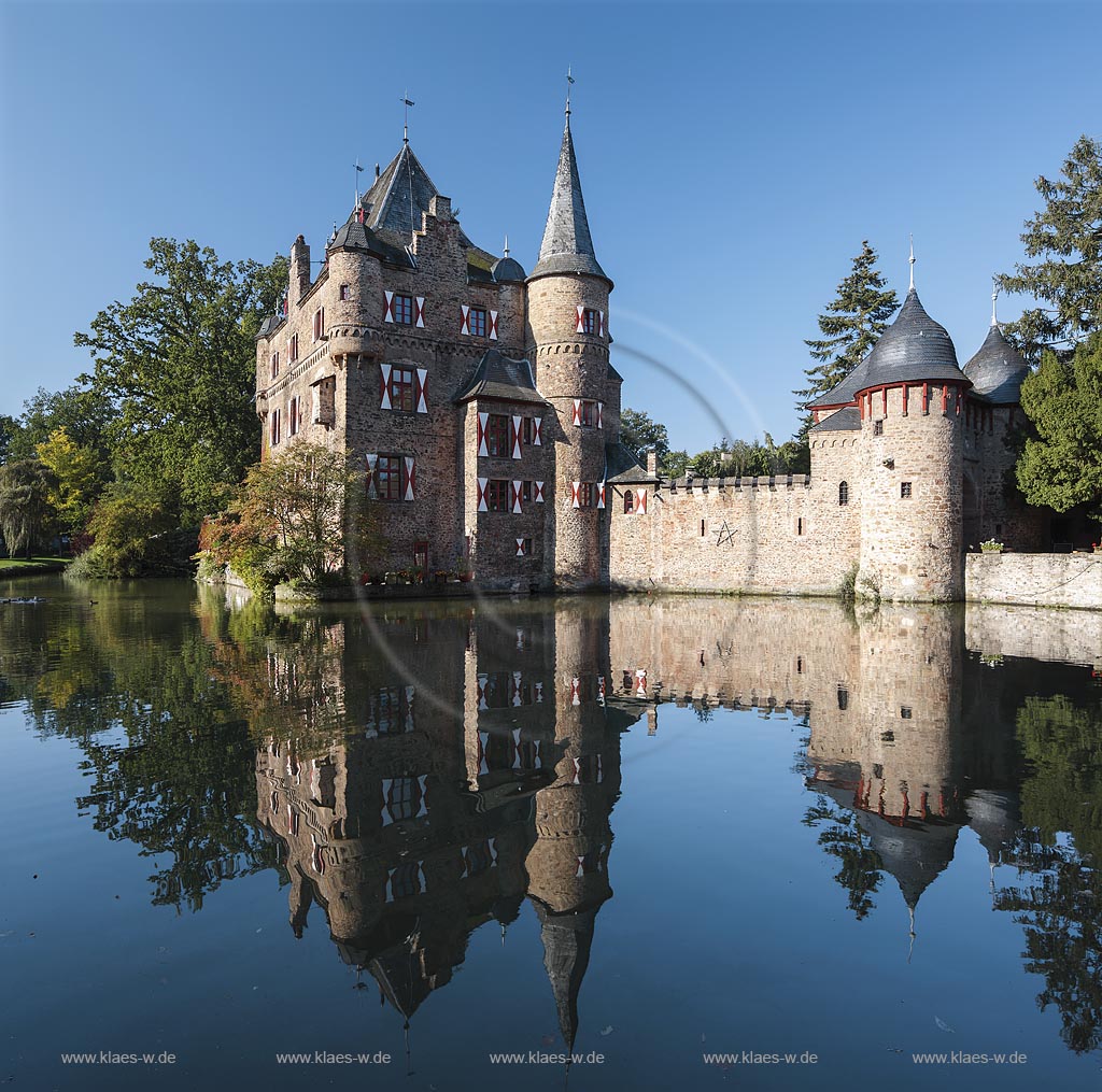 Mechernich-Satzvey, Burg Satzvey, eine mittelalterliche Wasserburg, die in ihrer originalen Bausubstanz besterhaltene Wasserburg des Rheinlandes, als Kleinod des rheinischen Burgenbaus und Denkmal adliger Kultur und Lebensform; Mechernich-Satzvey, moated castle Burg Satzvey.