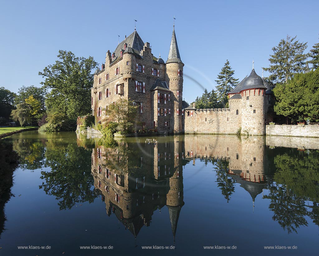 Mechernich-Satzvey, Burg Satzvey, eine mittelalterliche Wasserburg, die in ihrer originalen Bausubstanz besterhaltene Wasserburg des Rheinlandes, als Kleinod des rheinischen Burgenbaus und Denkmal adliger Kultur und Lebensform; Mechernich-Satzvey, moated castle Burg Satzvey.