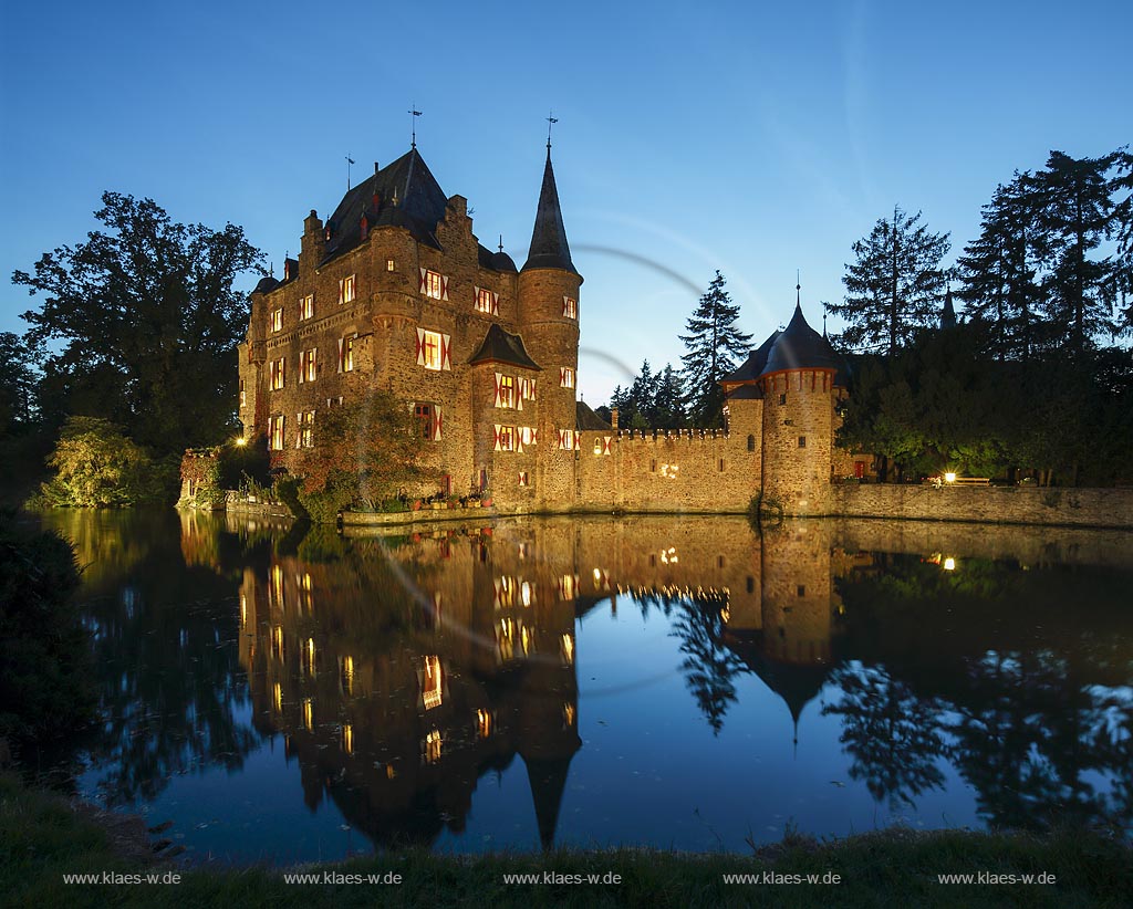 Mechernich-Satzvey, Burg Satzvey zur blauen Stunde, eine mittelalterliche Wasserburg, die in ihrer originalen Bausubstanz besterhaltene Wasserburg des Rheinlandes, als Kleinod des rheinischen Burgenbaus und Denkmal adliger Kultur und Lebensform; Mechernich-Satzvey, moated castle Burg Satzvey at blue hour.