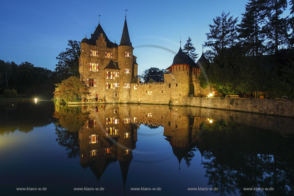 Mechernich-Satzvey, Burg Satzvey zur blauen Stunde, eine mittelalterliche Wasserburg, die in ihrer originalen Bausubstanz besterhaltene Wasserburg des Rheinlandes, als Kleinod des rheinischen Burgenbaus und Denkmal adliger Kultur und Lebensform; Mechernich-Satzvey, moated castle Burg Satzvey at blue hour.