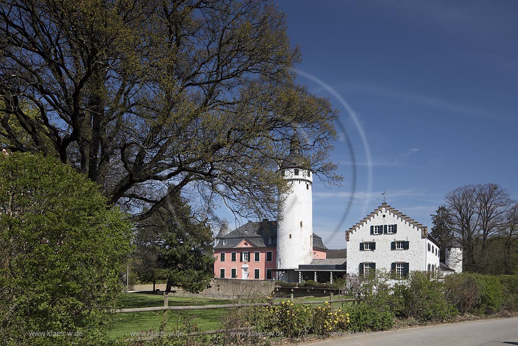 Mechernich Satzvey Burg Zievel im Fruehling; Mechernich moated castle Zievel