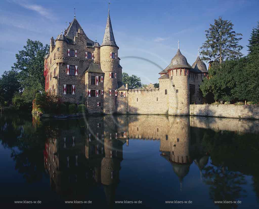 Satzvey, Mechernich, Kreis Euskirchen, Eifel, Blick auf Burg, Wasser Burg Satzvey mit Wassersiegelung im Wassergraben  