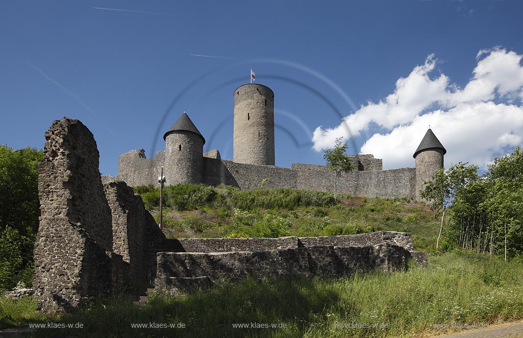 Nuerburg, Burgruine Nuerburg, sie steht innerhalb der Nordschleife des Nuerburgrings auf einem 678 m hohen Vulkan-Basaltkegel; Nuerburg, ruin of castle Nuerburg.