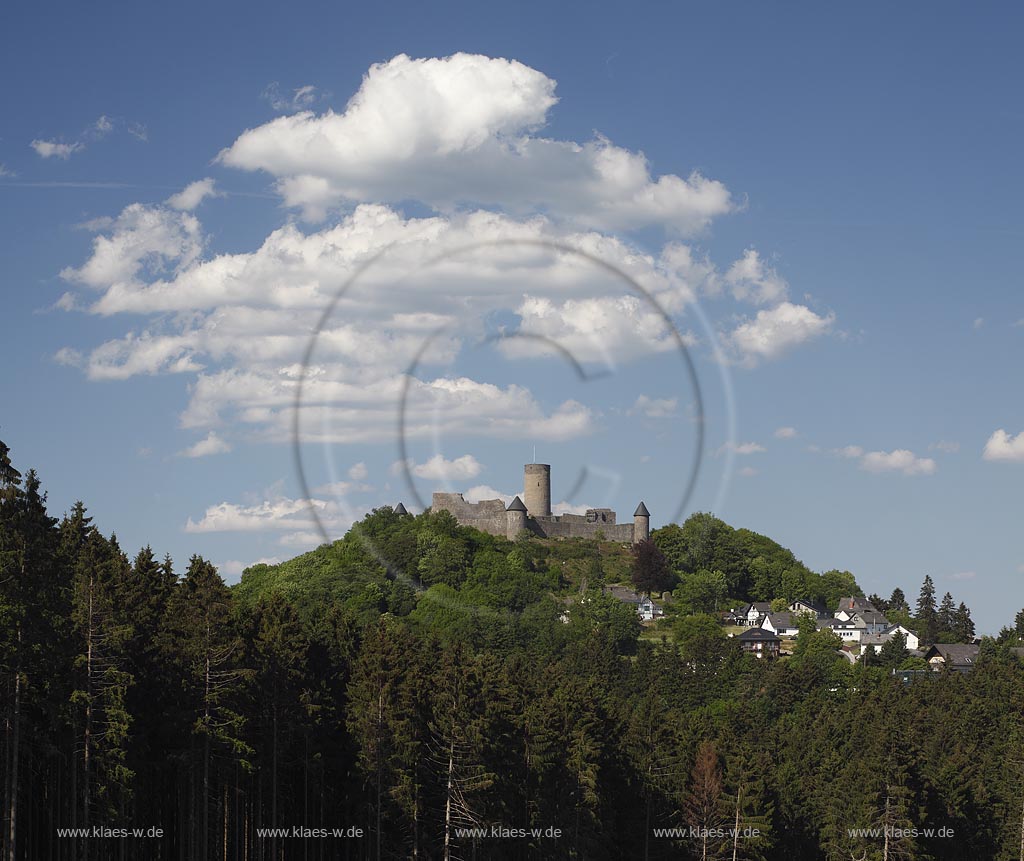 Nuerburg, Burgruine Nuerburg, sie steht innerhalb der Nordschleife des Nuerburgrings auf einem 678 m hohen Vulkan-Basaltkegel; Nuerburg, ruin of castle Nuerburg.