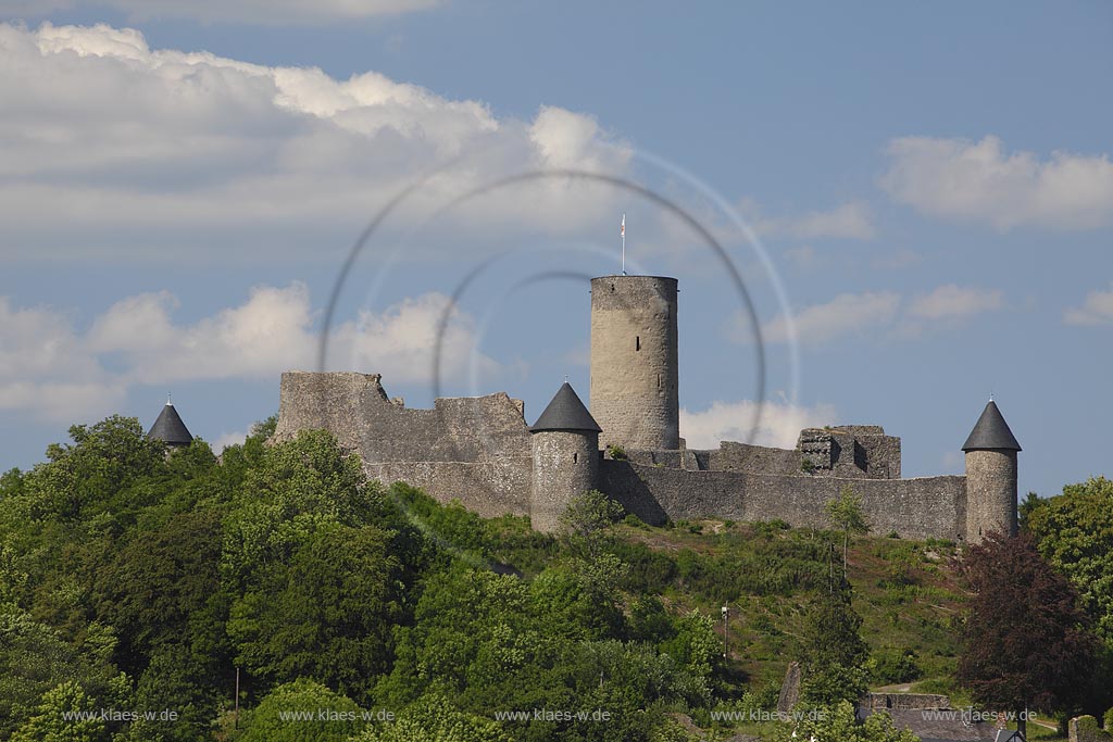 Nuerburg, Burgruine Nuerburg, sie steht innerhalb der Nordschleife des Nuerburgrings auf einem 678 m hohen Vulkan-Basaltkegel; Nuerburg, ruin of castle Nuerburg.