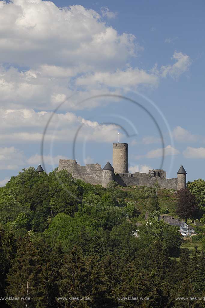 Nuerburg, Burgruine Nuerburg, sie steht innerhalb der Nordschleife des Nuerburgrings auf einem 678 m hohen Vulkan-Basaltkegel; Nuerburg, ruin of castle Nuerburg.