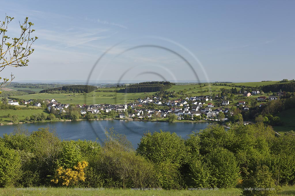 Schalkenmehren, Blick ueber das Schalkenmehrener Maar zum Ort; Schalkenmehren, view over the Schalkenmehren Maar onto the village.