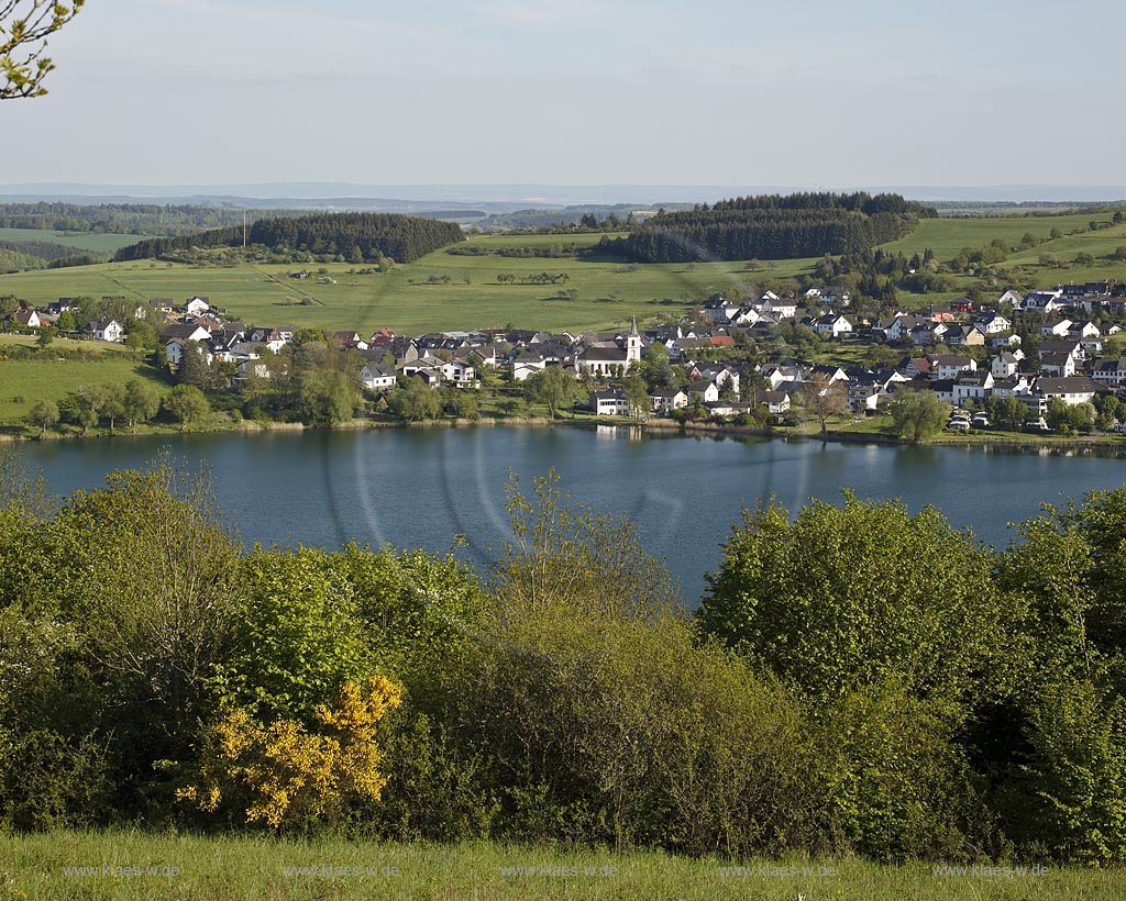 Schalkenmehren, Blick ueber das Schalkenmehrener Maar zum Ort; Schalkenmehren, view over the Schalkenmehren Maar onto the village.